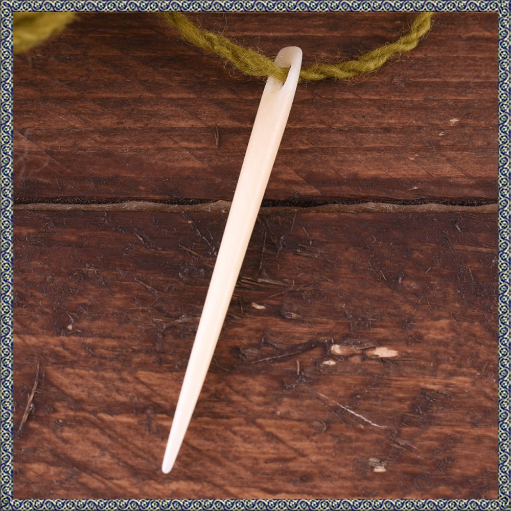 Stricknadel / Große Nähnadel aus Knochen fürs Nadelbinden mit Faden